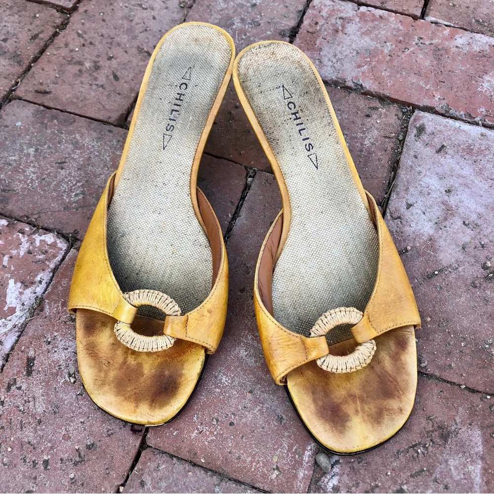 Chili’s Yellow tan leather sandals sz 9